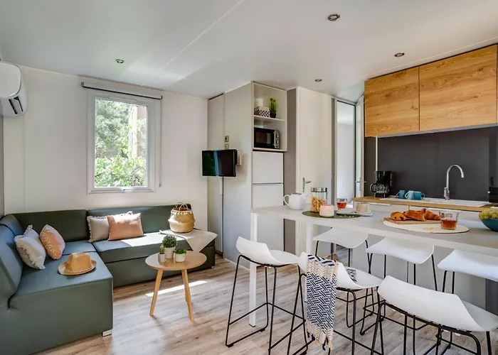 Camping Friends 10p 5bdrms Aircon Saint-Crépin-et-Carlucet